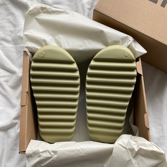 Adidas Yeezy Slides Resin - Picture 2 of 6